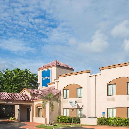 Travelodge By Wyndham Fort Myers Airport Exterior photo