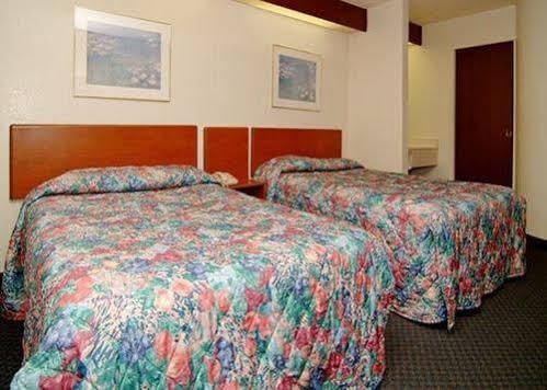 Travelodge By Wyndham Fort Myers Airport Exterior photo