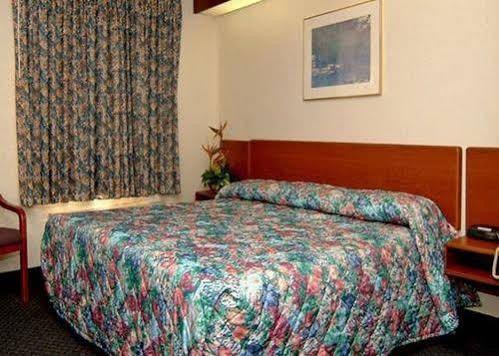 Travelodge By Wyndham Fort Myers Airport Exterior photo