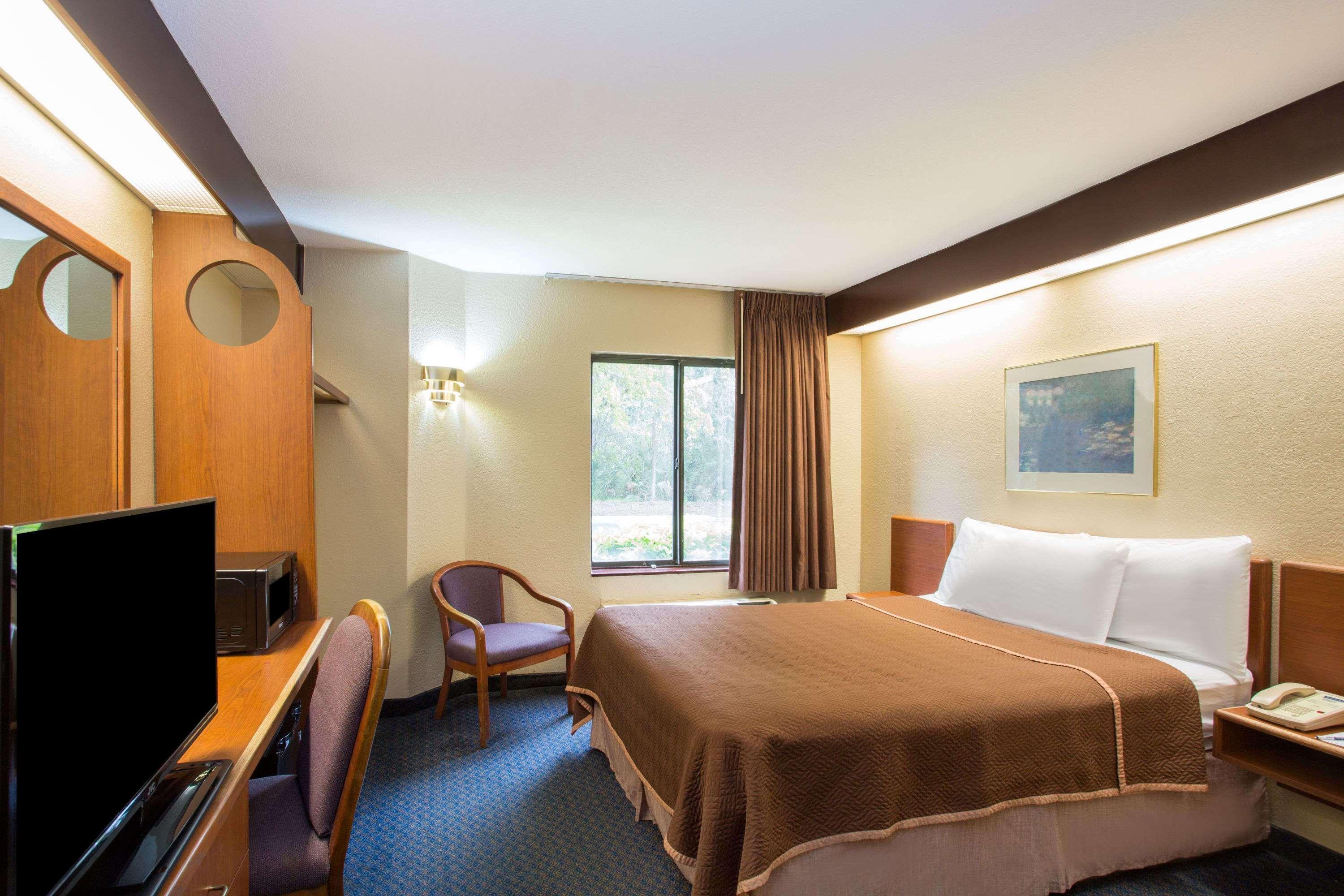 Travelodge By Wyndham Fort Myers Airport Exterior photo