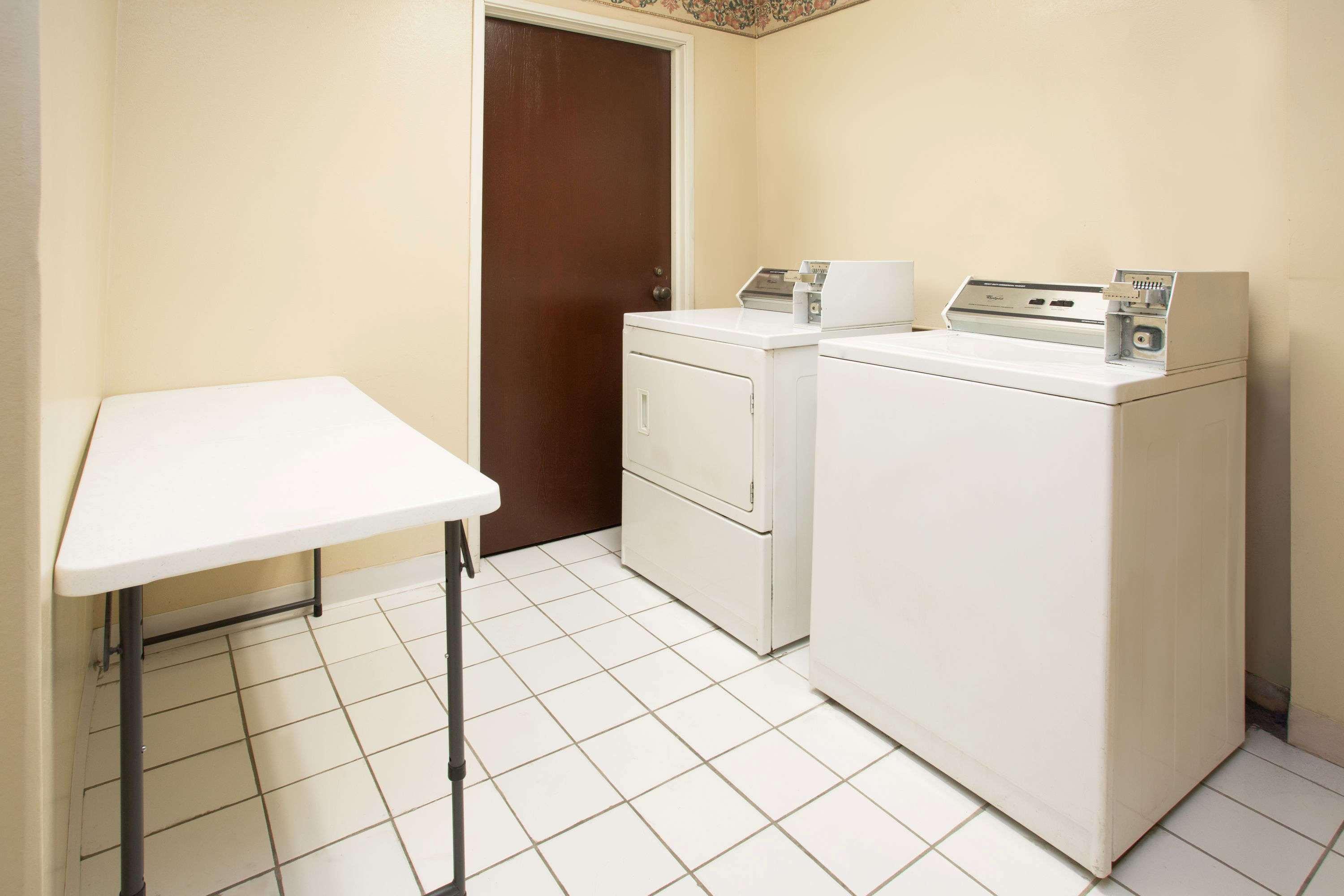 Travelodge By Wyndham Fort Myers Airport Exterior photo