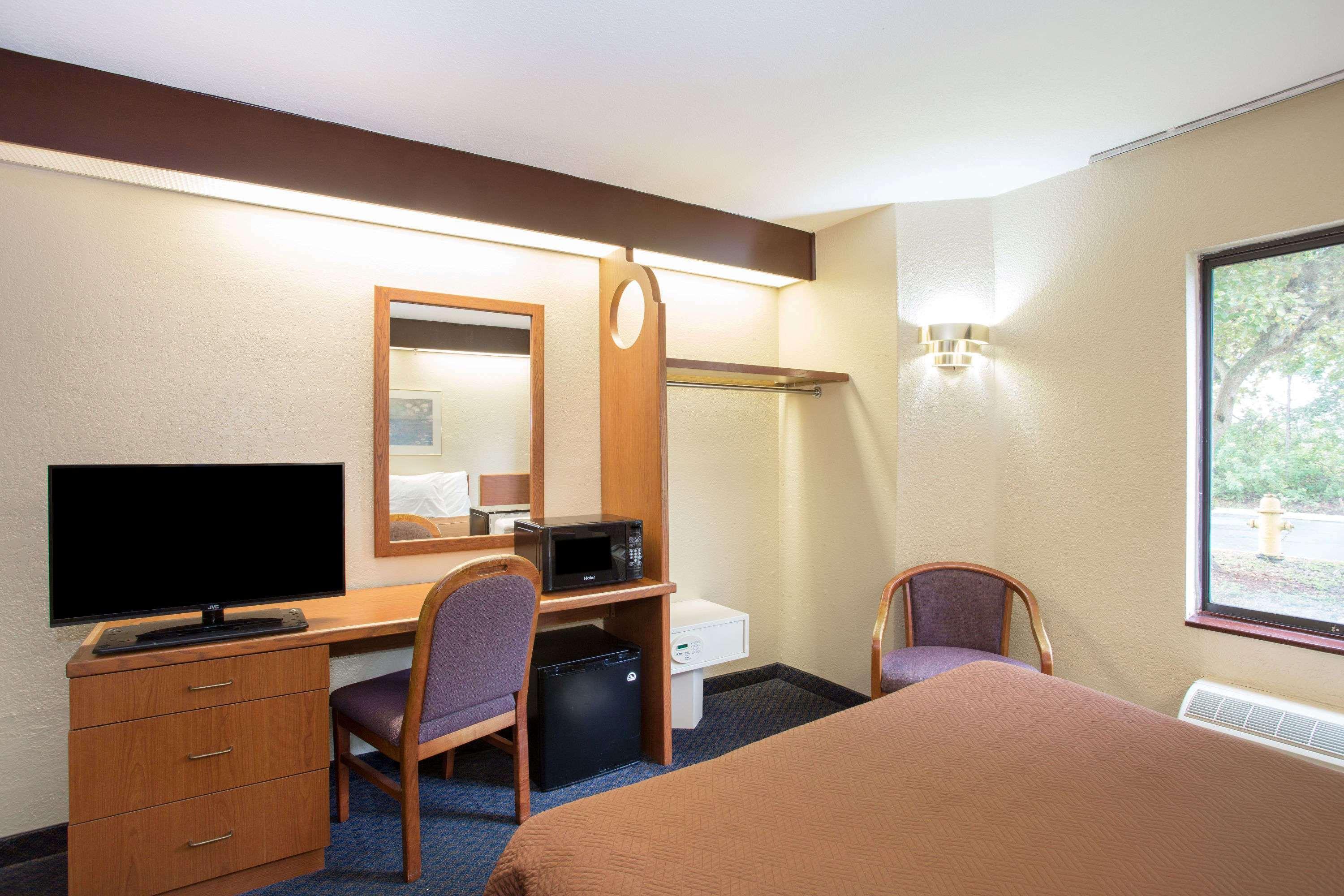 Travelodge By Wyndham Fort Myers Airport Exterior photo