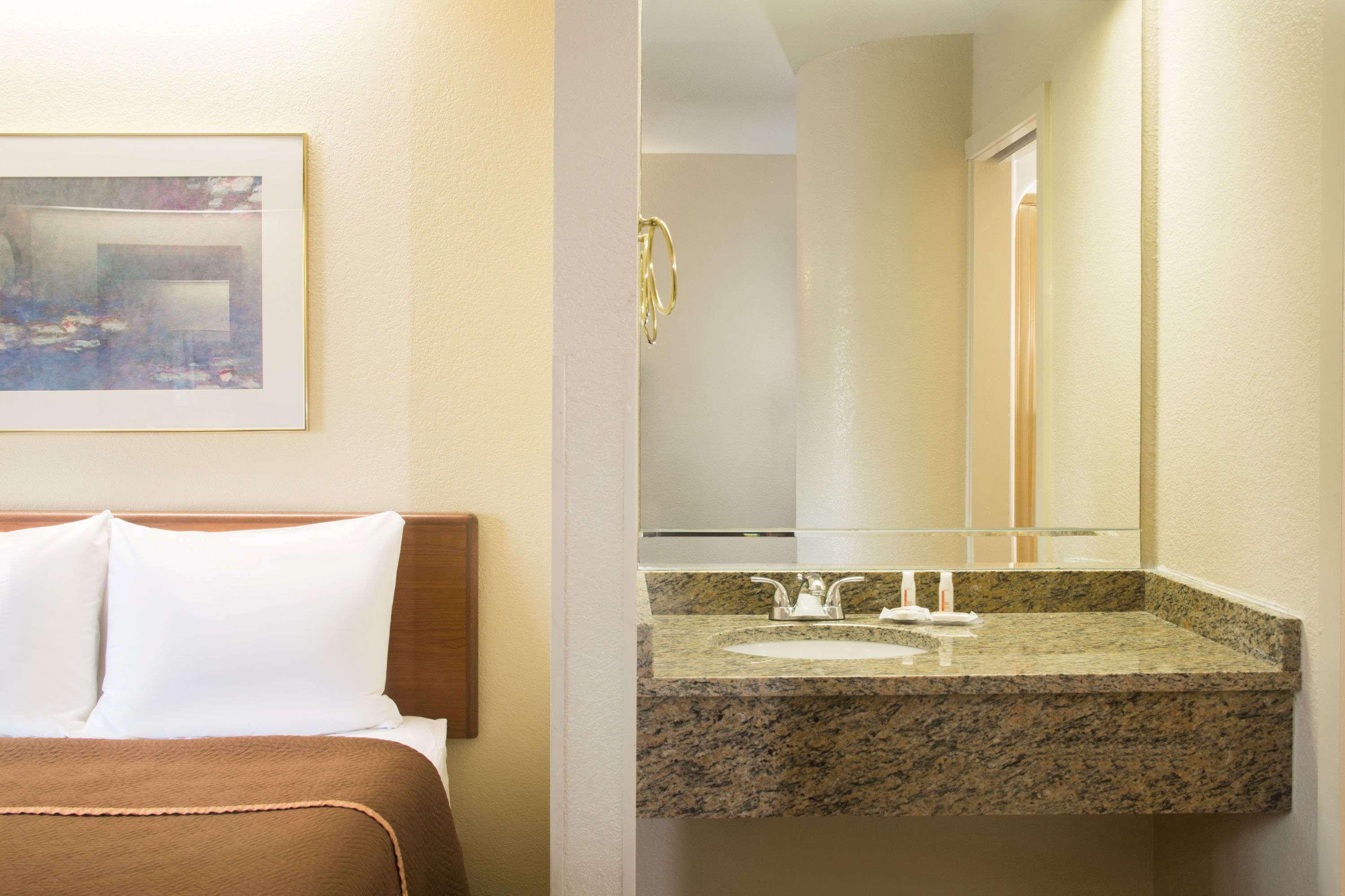 Travelodge By Wyndham Fort Myers Airport Exterior photo