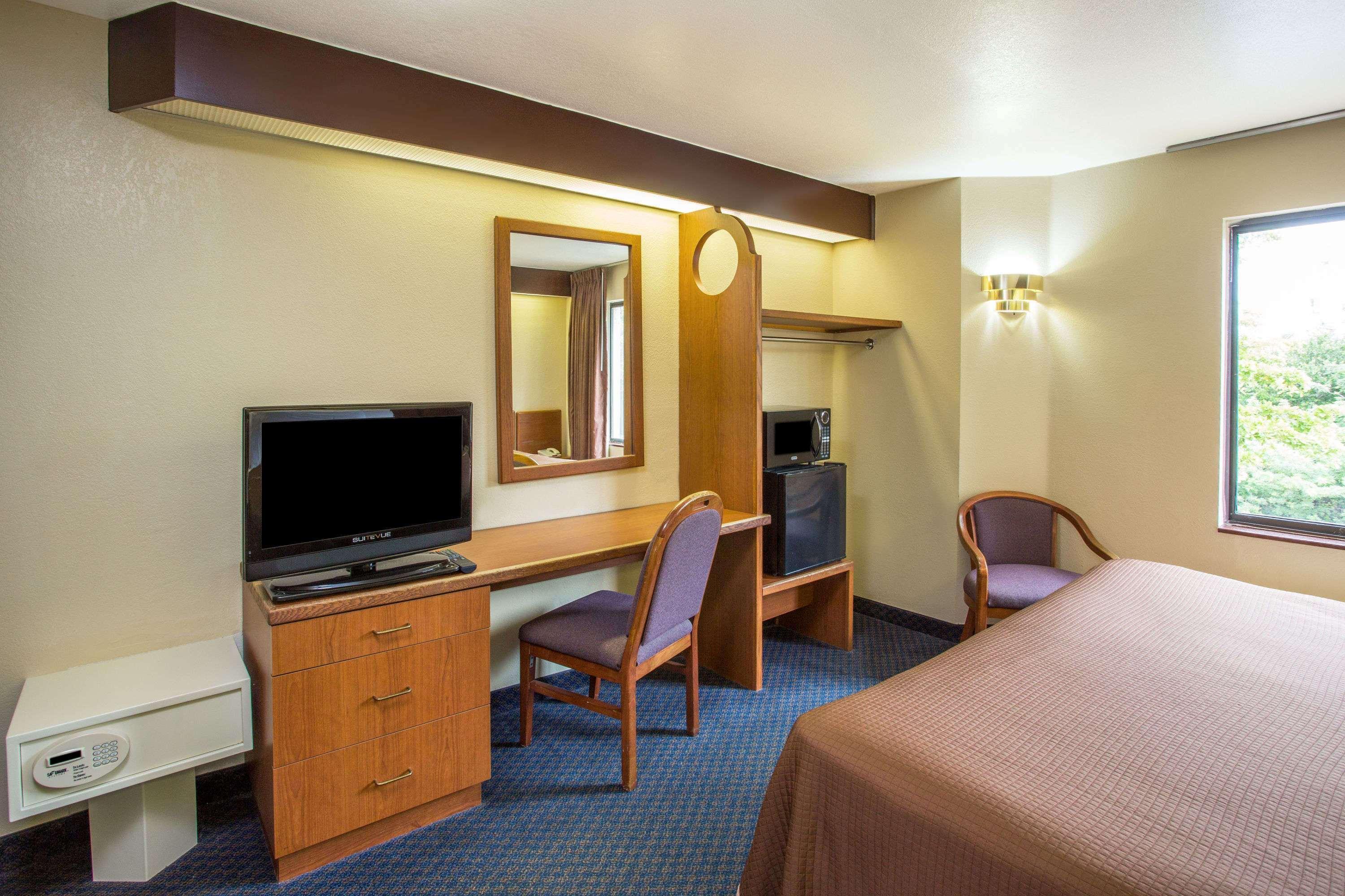 Travelodge By Wyndham Fort Myers Airport Exterior photo