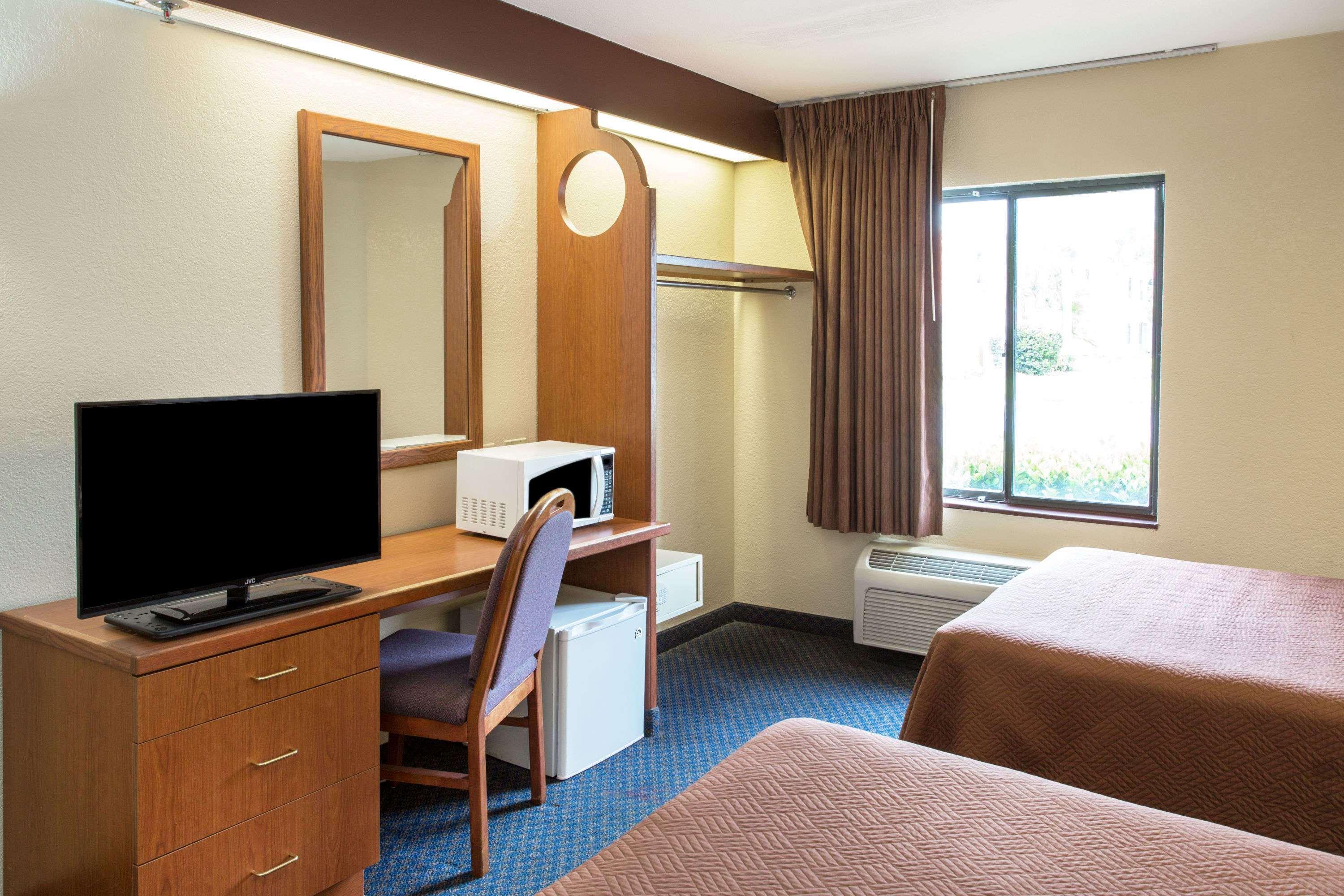 Travelodge By Wyndham Fort Myers Airport Exterior photo