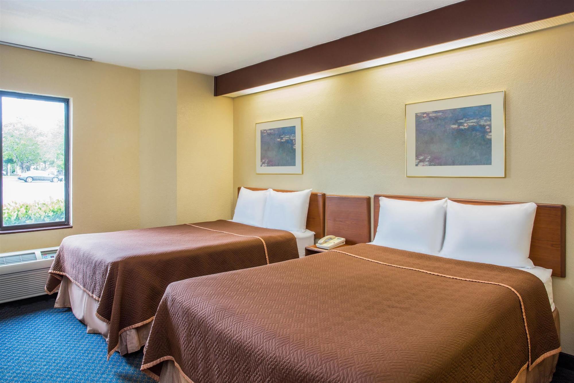 Travelodge By Wyndham Fort Myers Airport Exterior photo
