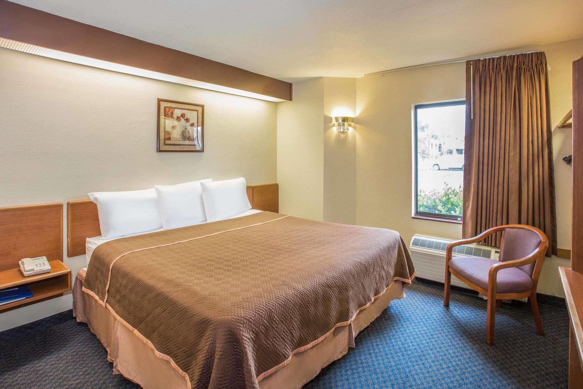 Travelodge By Wyndham Fort Myers Airport Exterior photo