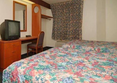 Travelodge By Wyndham Fort Myers Airport Room photo